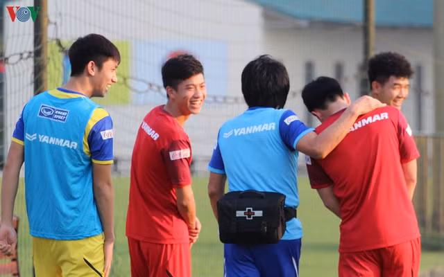 Nhung hinh anh vui ve treu dua cua cac cau thu Ha Duc Chinh, Phan Van Duc voi bac si Choi-Hinh-6