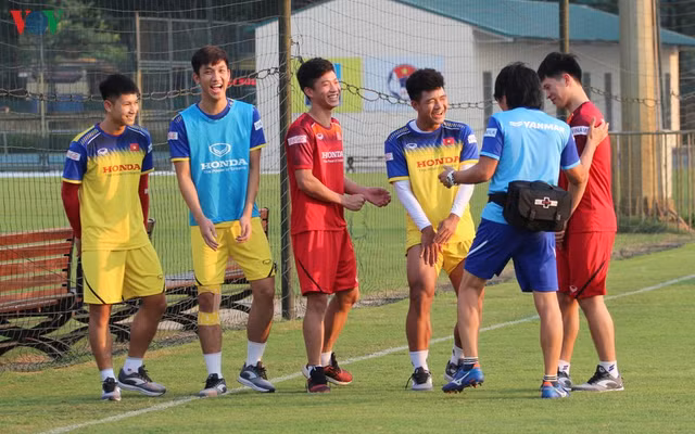 Nhung hinh anh vui ve treu dua cua cac cau thu Ha Duc Chinh, Phan Van Duc voi bac si Choi-Hinh-4