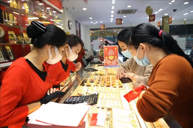 Gia vang lien tuc lap dinh moi, co nen 'luot song' luc nay?