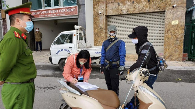 3 người Hà Nội bị phạt khi ra đường không cần thiết 3 nguoi Ha Noi bi phat khi ra duong khong can thiet