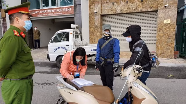 3 nguoi Ha Noi bi phat khi ra duong khong can thiet