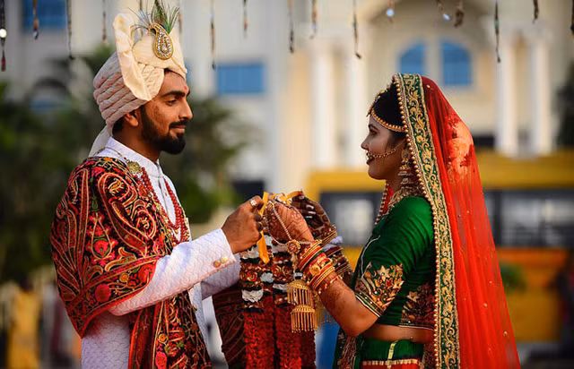 Nha buon kim cuong to chuc dam cuoi cho hang tram co dau o An Do-Hinh-2