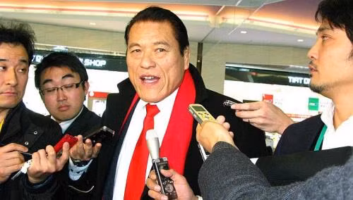Hạ nghị sĩ Nhật Antonio Inoki trả lời phóng vấn.trước khi lên đường sang thăm Triều Tiên.