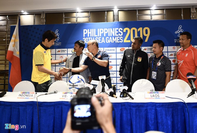 HLV Nishino xin lỗi thầy Park vì hành động của trợ lý ở Vòng loại World Cup - Hình 2 HLV Nishino xin loi thay Park vi hanh dong cua tro ly o Vong loai World Cup-Hinh-2