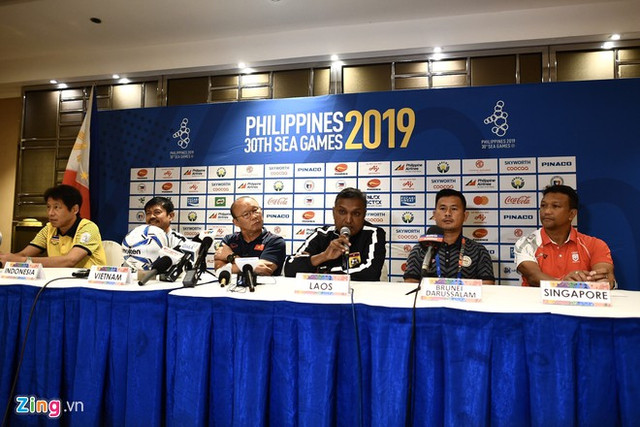 HLV Nishino xin lỗi thầy Park vì hành động của trợ lý ở Vòng loại World Cup HLV Nishino xin loi thay Park vi hanh dong cua tro ly o Vong loai World Cup