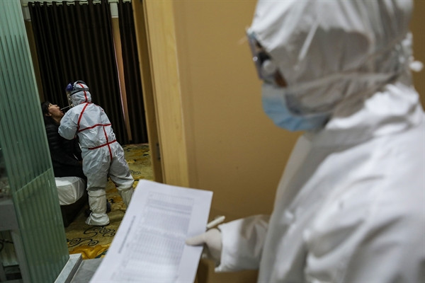 Trung Quốc hy sinh 1 tỉnh để cứu cả thế giới khỏi virus corona - Hình 3 Trung Quoc hy sinh 1 tinh de cuu ca the gioi khoi virus corona-Hinh-3