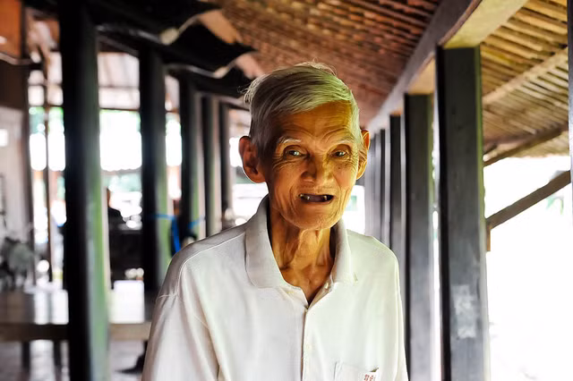 Nha tram cot, phu tho tram mac doc dao o mien Tay-Hinh-16