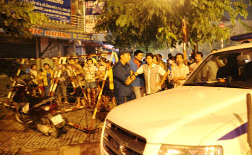 Lực lượng cảnh sát cứu hộ - cứu nạn Bộ tư lệnh TP HCM trắng đêm tìm kiếm các nạn nhân của vụ nổ.