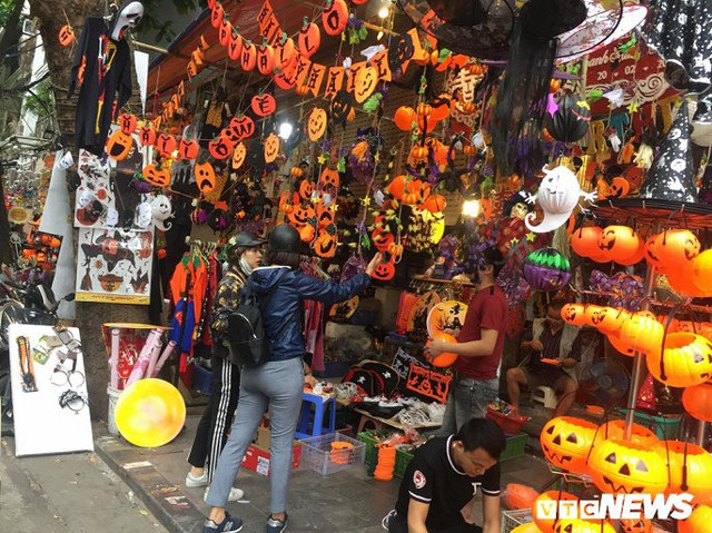 Nhộn nhịp đồ trang trí Halloween: Có giá tới hàng triệu đồng Nhon nhip do trang tri Halloween: Co gia toi hang trieu dong