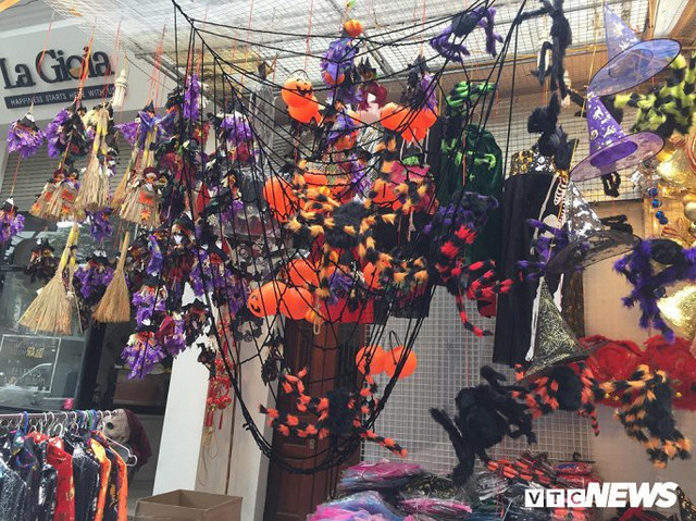 Nhộn nhịp đồ trang trí Halloween: Có giá tới hàng triệu đồng - Hình 10 Nhon nhip do trang tri Halloween: Co gia toi hang trieu dong-Hinh-10
