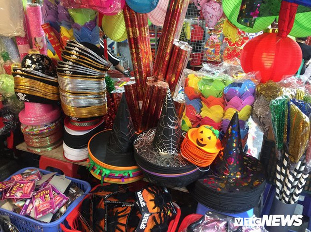 Nhộn nhịp đồ trang trí Halloween: Có giá tới hàng triệu đồng - Hình 9 Nhon nhip do trang tri Halloween: Co gia toi hang trieu dong-Hinh-9
