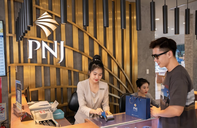 PNJ đạt doanh thu 19.546 tỷ sau 5 tháng, cổ phiếu được kỳ vọng 109.500 đồng - Hình 2 PNJ dat doanh thu 19.546 ty sau 5 thang, co phieu duoc ky vong 109.500 dong-Hinh-2