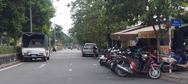 Vỉa hè, lòng đường thành nơi kinh doanh, UBND phường 7, quận Gò Vấp nói gì? - Hình 3 Via he, long duong thanh noi kinh doanh, UBND phuong 7, quan Go Vap noi gi?-Hinh-3