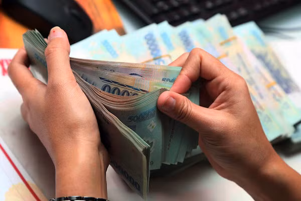 Vay tien bang cam co so tiet kiem: NHNN canh bao, nhieu ngan hang van bat chap