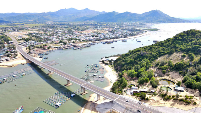 Binh Dinh ban hanh ke hoach phat trien kinh te bien dao