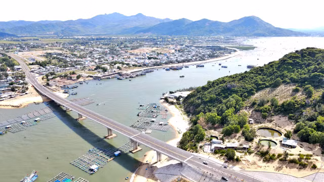 Binh Dinh ban hanh ke hoach phat trien kinh te bien dao