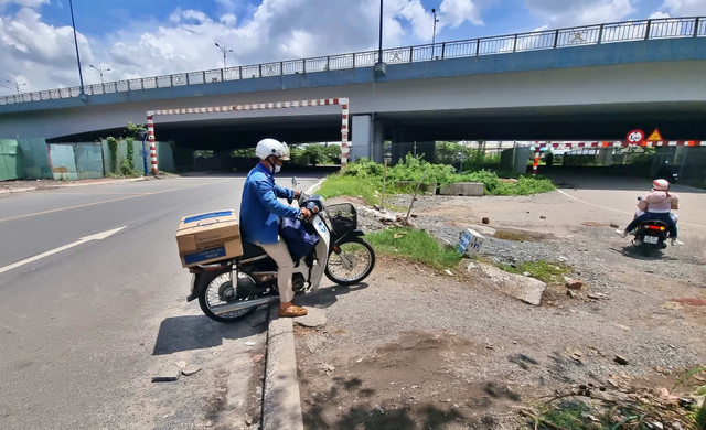 Duong duoi cau Rach Chiec lai bi chan, oto buoc phai qua Tram BOT Xa lo Ha Noi-Hinh-4