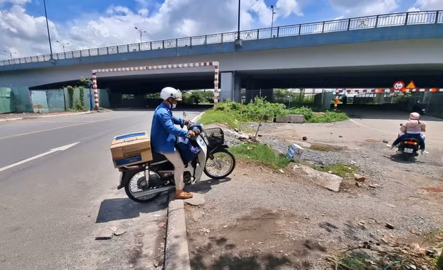 Duong duoi cau Rach Chiec lai bi chan, oto buoc phai qua Tram BOT Xa lo Ha Noi-Hinh-4