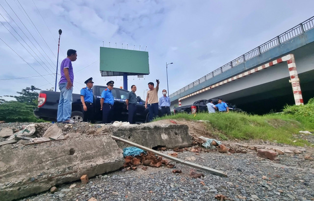 Thanh tra So GTVT TP HCM kiem tra vu duong duoi cau Rach Chiec bi chan