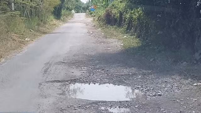 Vu hai tuyen duong vua lam xong da hong: UBND huyen Tan Hiep to chuc hop khan-Hinh-6