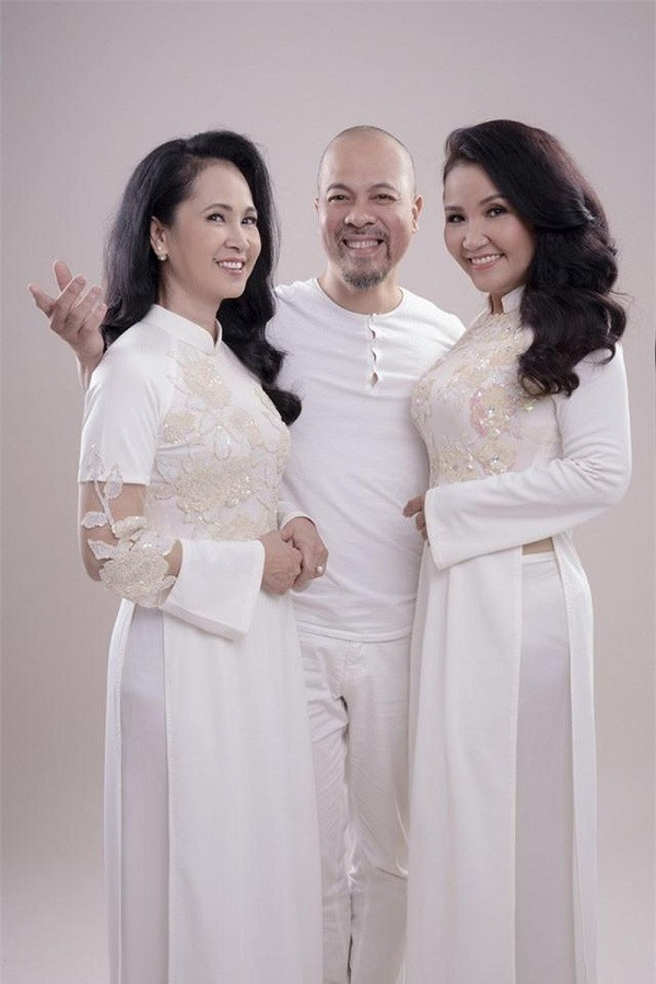 Báo ngoại lên án vụ ca sĩ Kacey Musgraves mặc áo dài không quần - Hình 4 Bao ngoai len an vu ca si Kacey Musgraves mac ao dai khong quan-Hinh-4