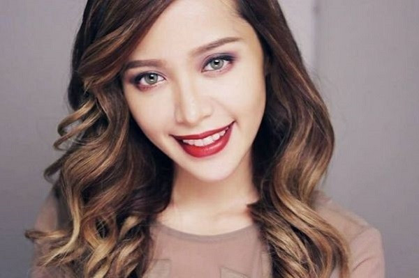 Báo ngoại lên án vụ ca sĩ Kacey Musgraves mặc áo dài không quần - Hình 2 Bao ngoai len an vu ca si Kacey Musgraves mac ao dai khong quan-Hinh-2