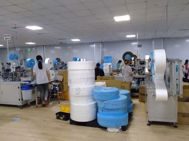 Khau trang “nong” theo Covid-19: Bat giu ca trieu chiec vi pham moi ngay-Hinh-3