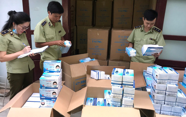 Khẩu trang “nóng” theo Covid-19: Bắt giữ cả triệu chiếc vi phạm mỗi ngày Khau trang “nong” theo Covid-19: Bat giu ca trieu chiec vi pham moi ngay