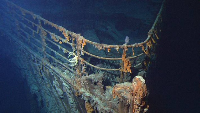 Xác tàu Titanic dưới đáy biển bị tàu ngầm đâm trúng Xac tau Titanic duoi day bien bi tau ngam dam trung