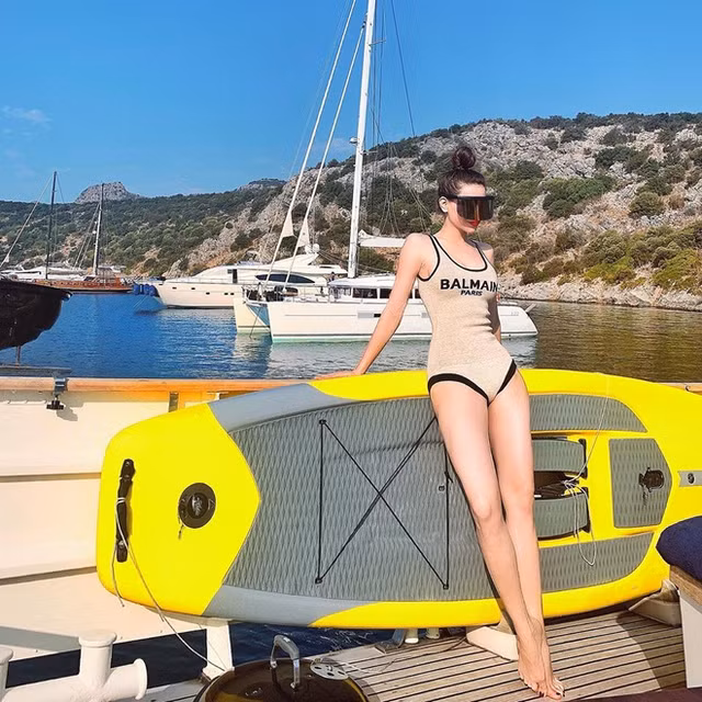 Ha Ho, Thuy Tien gay hieu lam khi mac nhu khong-Hinh-4