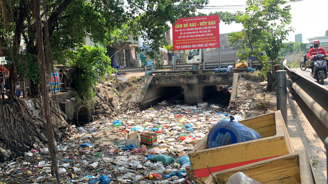 TP HCM: Rac thai phu kin mot dong kenh ?