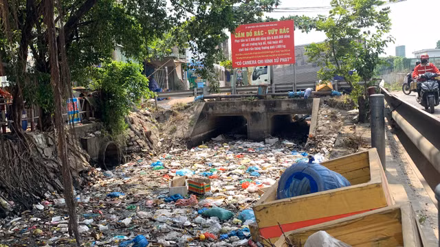 TP HCM: Rac thai phu kin mot dong kenh ?