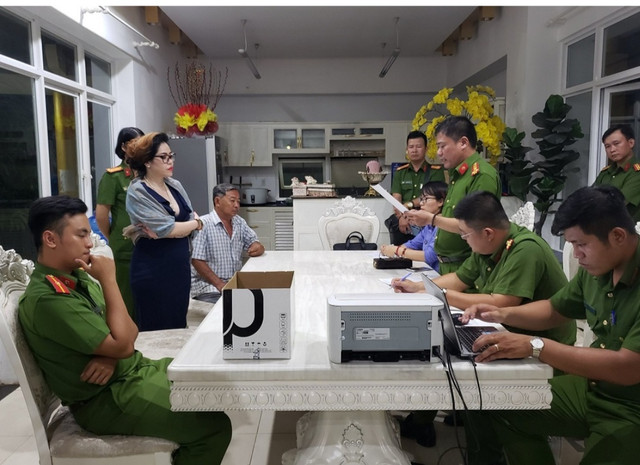 Thêm 2 người bị khởi tố trong vụ lừa đảo Công ty Hoàng Kim Land và Đất Vàng Hoàng Gia Them 2 nguoi bi khoi to trong vu lua dao Cong ty Hoang Kim Land va Dat Vang Hoang Gia