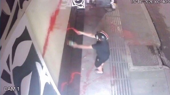 Một gia đình ở Sài Gòn bị nhóm đòi nợ khủng bố bằng sơn, chất bẩn - Hình 4 Mot gia dinh o Sai Gon bi nhom doi no khung bo bang son, chat ban-Hinh-4