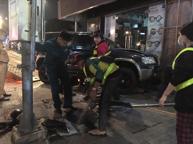 O to 'dien' tong nhieu xe may, 4 nguoi bi thuong-Hinh-3