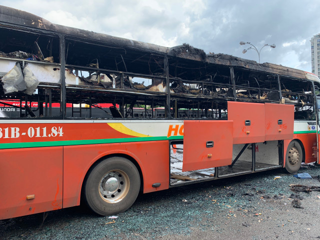 Xe khách Hưng Thịnh Gia Lai bị thiêu rụi trong bến xe Miền Đông - Hình 2 Xe khach Hung Thinh Gia Lai bi thieu rui trong ben xe Mien Dong-Hinh-2
