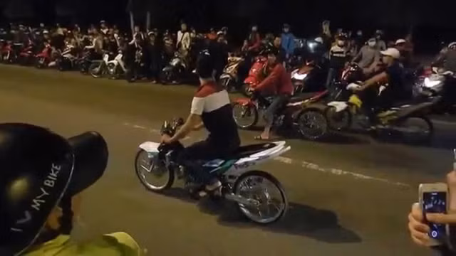 Chan nhom 'quai xe' dua xe, 1 canh sat co dong bi tong trong thuong phai cua chan