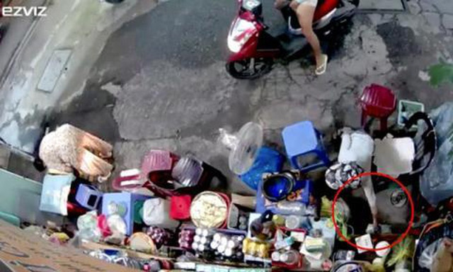 Bắt tạm giam người phụ nữ chở trẻ nhỏ dàn cảnh trộm tiền của người bán tạp hóa - Hình 2 Bat tam giam nguoi phu nu cho tre nho dan canh trom tien cua nguoi ban tap hoa-Hinh-2