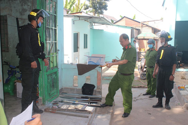 Đại tá Vũ Hồng Văn dẫn đầu hơn chục trinh sát triệt phá hang ổ tội phạm ma tuý Dai ta Vu Hong Van dan dau hon chuc trinh sat triet pha hang o toi pham ma tuy