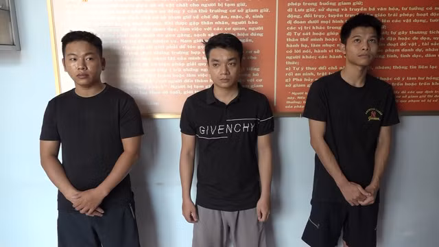 3 thanh nien chuyen lam gia bang cap thu loi hang tram trieu dong khai gi?