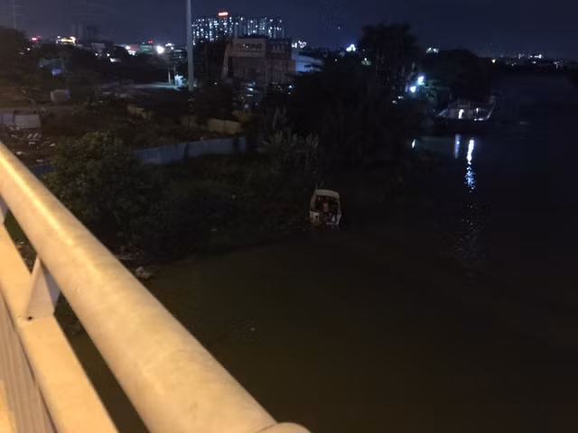 Trang dem tim co gai 20 tuoi bo lai doi giay nhay cau Rach Chiec tu tu