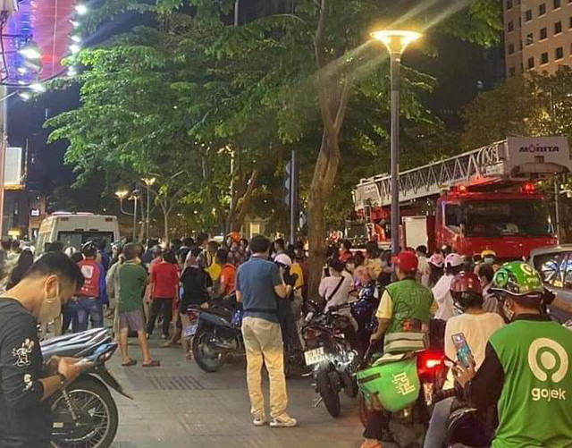 Người phụ nữ rơi tử lầu cao xuống mái nhà dân ở phố đi bộ Nguyễn Huệ Nguoi phu nu roi tu lau cao xuong mai nha dan o pho di bo Nguyen Hue