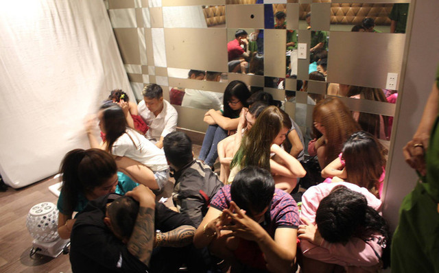 Tiệc sinh nhật bằng bóng cười của nhóm dân chơi tại tại chung cư ở Sài Gòn Tiec sinh nhat bang bong cuoi cua nhom dan choi tai tai chung cu o Sai Gon