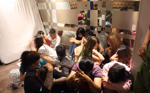 Tiec sinh nhat bang bong cuoi cua nhom dan choi tai tai chung cu o Sai Gon