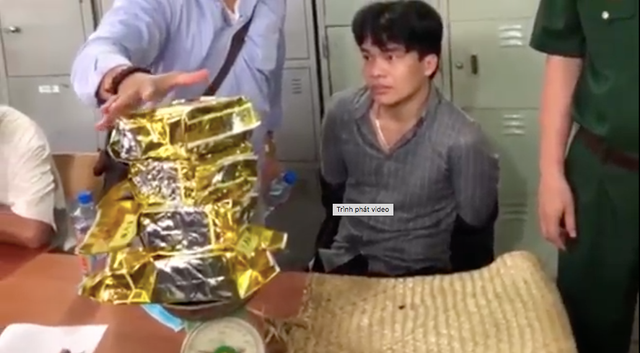 Giỏ đựng gà chọi chứa hơn 4kg ma tuý, dao, kiếm... của người đàn ông đi xe SH - Hình 3 Gio dung ga choi chua hon 4kg ma tuy, dao, kiem... cua nguoi dan ong di xe SH-Hinh-3