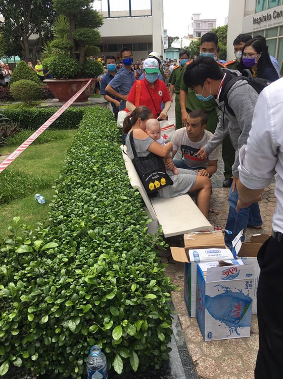 Giải cứu 4 người khỏi vụ cháy ở chung cư Hoàng Anh Gia Lai - Hình 2 Giai cuu 4 nguoi khoi vu chay o chung cu Hoang Anh Gia Lai-Hinh-2