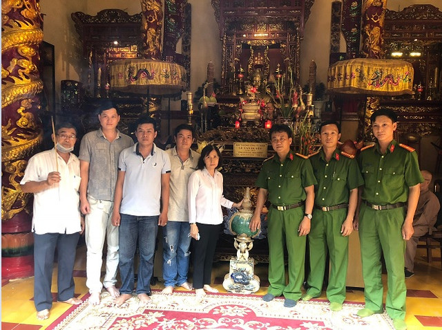 Bắt giữ 2 người liên quan vụ trộm trái châu 100 năm tuổi ở Lăng Ông Bà Chiểu - Hình 2 Bat giu 2 nguoi lien quan vu trom trai chau 100 nam tuoi o Lang Ong Ba Chieu-Hinh-2