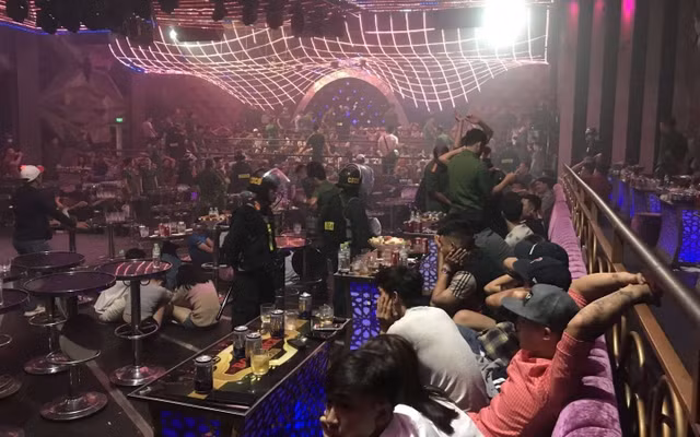 Bat giam chu quan cung 3 quan ly bar Romance