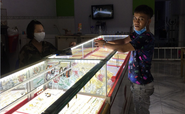 Danh tính kẻ cướp tiệm vàng ở vùng ven Sài Gòn Danh tinh ke cuop tiem vang o vung ven Sai Gon