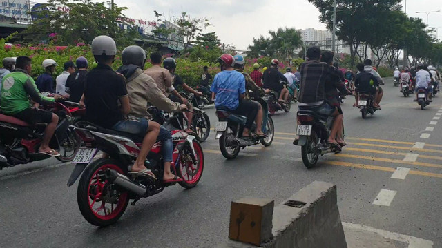 Nhóm quái xế đua xe, bốc đầu gây náo loạn trên quốc lộ 1 Nhom quai xe dua xe, boc dau gay nao loan tren quoc lo 1